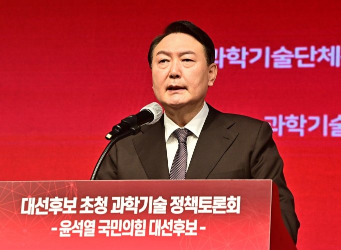 Ерөнхийлөгч асан Пак Гын Хэг ялласан прокурор Өмнөд Солонгосын ерөнхийлөгчөөр сонгогдлоо